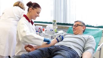Gute Tat hoch²: Jetzt zu zweit zur Blutspende und Badehandtuch sichern. Nächster Termin in Bad Arolsen-Mengeringhausen am 15.08.2025