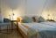 Großes Bett und Platz für ein Reisebett